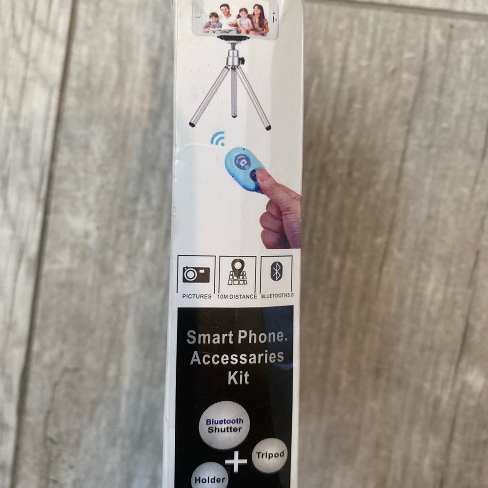 NWT Bluetooth Remote Shutter for iOS/Android - Black - Picture 3 of 4
